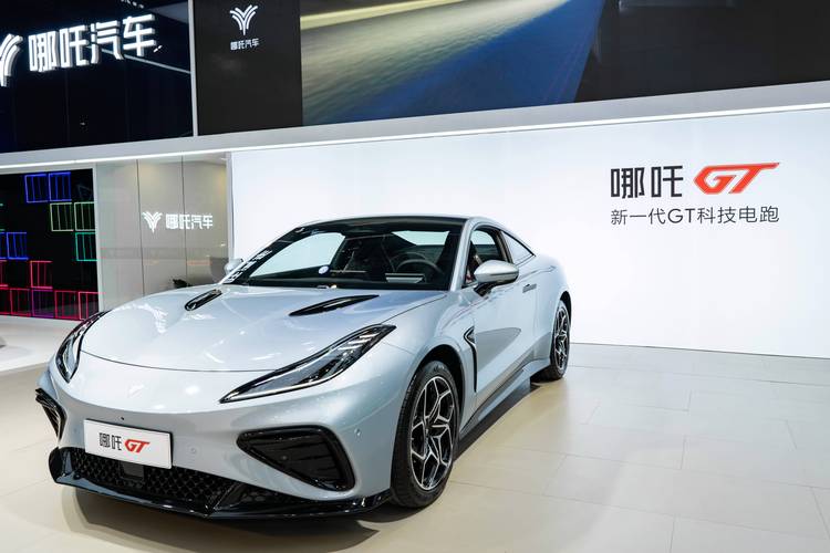 重庆254哪吒汽车在智能汽车领域的表现，领途汽车在新能源汽车市场中的影响力